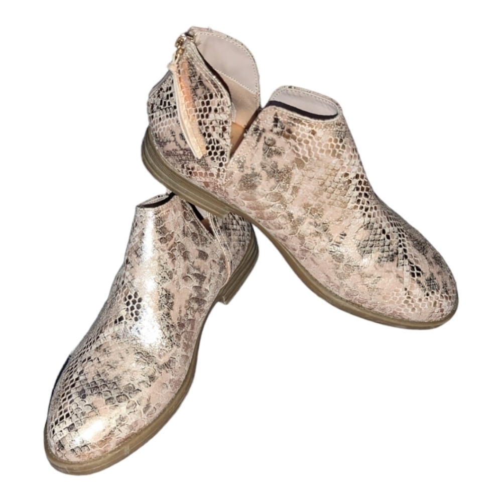 7.5 • Reaction Kenneth Cole • Rose Gold Reptile Metallic Ankle Bootie
